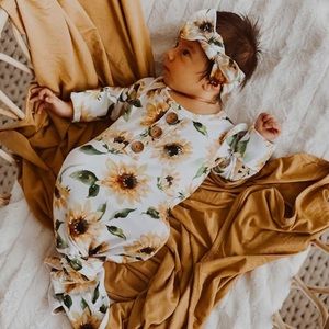 NWOT SAVANNAH'S SUNFLOWERS NEWBORN BABY KNOT GOWN & HAT SET